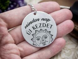 R.M. ékszer Minden nap új kezdet - kerek motiváló acél kulcstartó (13449-RM-K)
