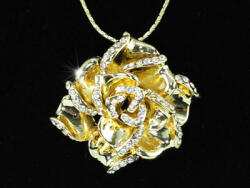 Steeel. hu - Nemesacél ékszer webáruház Exkluzív, arany színű rózsa apró kristályokkal nyaklánccal díszdobozban