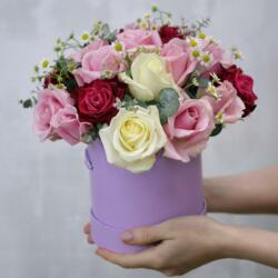 Virág és ajándékküldés Színes elegancia - virágdoboz - meglepetesem - 35 250 Ft