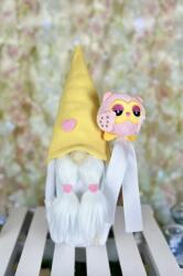 Manó Világ Ballagási Manó| Sárga | Rózsaszín Plüss Bagollyal(30-35 Cm)