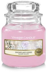 Yankee Candle Lumânare aromatică Classic mica Snowflake Kisses 104 g