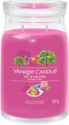 Yankee Candle Lumânare aromată Signature sticla mare Art in the Park 567 g