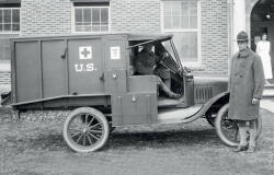 ICM Model T 1917 Ambulance with US Medical Personnel 1: 35 (35662)