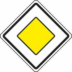 No brand Főút (P2) közlekedési tábla