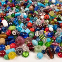 Playbox PlayBox: Színes üveg fűzhető dekorációs gyöngyök 1kg-os csomag (2471051) - jatekshop