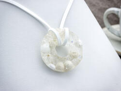 R. M. ékszer Hegyikristály és tejkvarc koszorú műgyanta nyaklánc (19393BA)