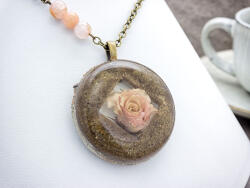 R. M. ékszer Rózsabimbó betonban és műgyantában nyaklánc (19401BA)