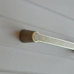 METAKOR 11_4167_68 BUFFER bútorfogantyú, fém, antik bronz színben 160 mm furattávolság (11_4167_68)