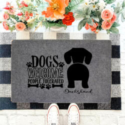 Dogs Welcome" Tacskó szöveges lábtörlő szürke háttérrel (60 x 40 x 0, 2 cm)