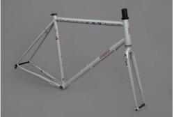 Csepel Deepspace 2022 28-as (622-es) adventure/gravel kerékpár váz és villa szett, acél, világos szürke, 540-es vázméret