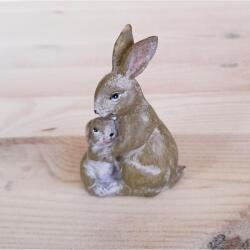 Nyúl kisnyuszival, polyresin. Mérete: 50x70x30 mm