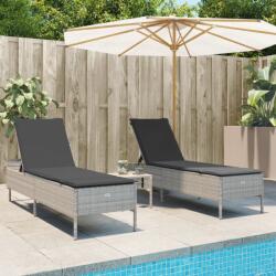 vidaXL 2 db világosszürke polyrattan napozóágy párnával (3261592)