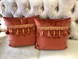 Hiko Set 2 perne decorative cu fata detasabila, Hiko COMFY catifea caramzie cu banda ciucuri vascoza (100000250)