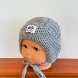  Vastag kötött, fülvédős, baba sapka megkötővel - Szürke Boy autó (44-46 cm fejkörfogat)