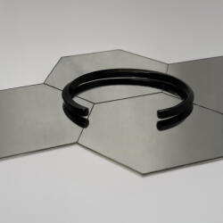 WHITE'S Fekete nemesacél karperec