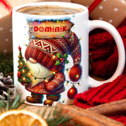 Deconline Crafts Egyedi neves karácsonyi bögre "Piros karácsonyi manó" 330 ml kerámia Full HD (DO129203-CERAMIC-MUG)