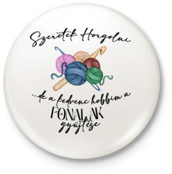printfashion Szeretek Horgolni. . . de a kedvenc hobbim a fonalak gyűjtése - Kitűző, hűtőmágnes - Fehér (16526354)