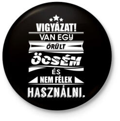 printfashion Vigyázat! Van egy őrült öcsém és nem félek használni! - Kitűző, hűtőmágnes - Fekete (3102629)