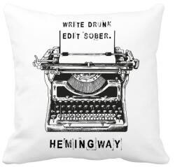 printfashion Írj részegen, szerkessz józanul - Hamingway - Párnahuzat, Díszpárnahuzat - Fehér (7119090)