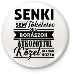 printfashion Senki sem tökéletes, de a borászok. . . - Kitűző, hűtőmágnes - Fehér (3077903)