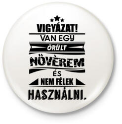 printfashion VIGYÁZAT! Van egy őrült nővérem és. . . - Kitűző, hűtőmágnes - Fehér (3077794)