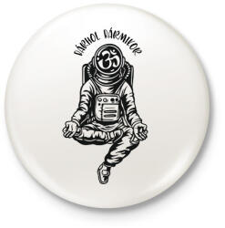 printfashion Bárhol bármikor- Meditáló űrhajós - Kitűző, hűtőmágnes - Fehér (6875644)