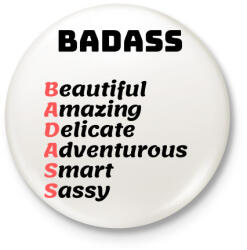 printfashion BADASS - Beautiful Amazing Delicate Adventurous Smart Sassy - Kitűző, hűtőmágnes - Fehér (3088275)
