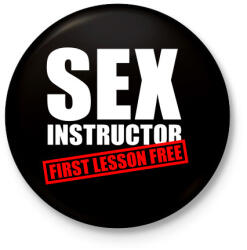 printfashion Sex instructor - First lesson free - Kitűző, hűtőmágnes - Fekete (3097660)