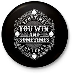 printfashion Néha nyersz, néha tanulsz - Kitűző, hűtőmágnes - Fekete (3092455)