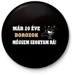 printfashion 20 éve borozgatok! - Kitűző, hűtőmágnes - Fekete (4775047)