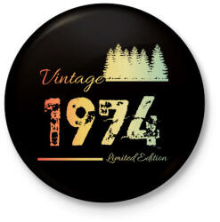 printfashion 1974 - Kitűző, hűtőmágnes - Fekete (12615229)