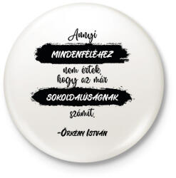 printfashion Örkény István - Annyi mindenféléhez nem értek - Kitűző, hűtőmágnes - Fehér (6613830)