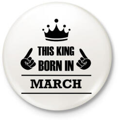 printfashion Ez a király márciusban született - Kitűző, hűtőmágnes - Fehér (3079106)