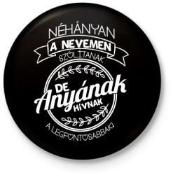 printfashion Anyának hívnak a legfontosabbak - Kitűző, hűtőmágnes - Fekete (3096031)