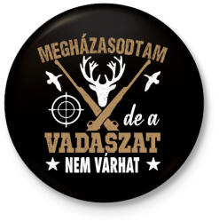 printfashion Megházasodtam de a vadászat nem várhat - Kitűző, hűtőmágnes - Fekete (16492274)
