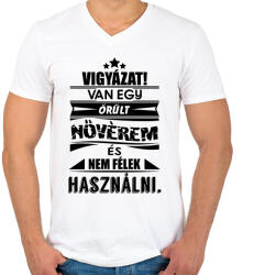 printfashion VIGYÁZAT! Van egy őrült nővérem és. . . - Férfi V-nyakú póló - Fehér (972088)