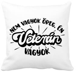 printfashion Nem vagyok öreg, én VETERÁN vagyok - Párnahuzat, Díszpárnahuzat - Fehér (16644335)