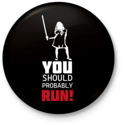 printfashion Run! - M3gan - Kitűző, hűtőmágnes - Fekete (13161774)