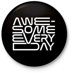 printfashion Awesome every day - Kitűző, hűtőmágnes - Fekete (4746057)