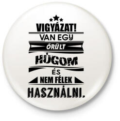 printfashion Van egy őrült húgom és. . . - Kitűző, hűtőmágnes - Fehér (3077792)