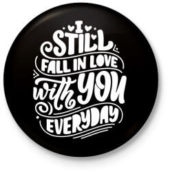 printfashion Still fall in love - Kitűző, hűtőmágnes - Fekete (3100893)
