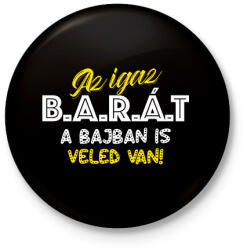 printfashion Az igaz barát a bajban is veled van - Kitűző, hűtőmágnes - Fekete (7574656)