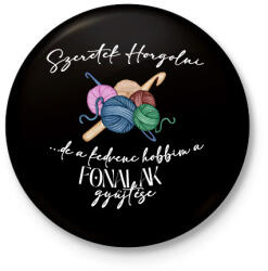 printfashion Szeretek Horgolni. . . de a kedvenc hobbim a fonalak gyűjtése - Kitűző, hűtőmágnes - Fekete (16526431)