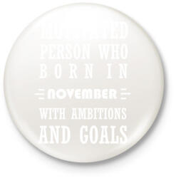 printfashion Novemberi születésű motivált személy ambíciókkal és célokkal - Kitűző, hűtőmágnes - Fehér (3079671)