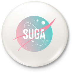 printfashion BTS NASA: SUGA - Kitűző, hűtőmágnes - Fehér (3082887)