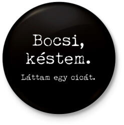 printfashion Bocsi, késtem. Láttam egy cicát. - Kitűző, hűtőmágnes - Fekete (4801118)