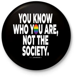 printfashion You know who you are, not the society. - humanista - LMBT / LMBTQI (133) - Kitűző, hűtőmágnes - Fekete (3908553)