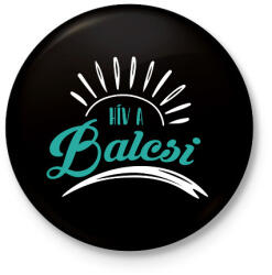 printfashion Hív a Balcsi - Kitűző, hűtőmágnes - Fekete (7347763)