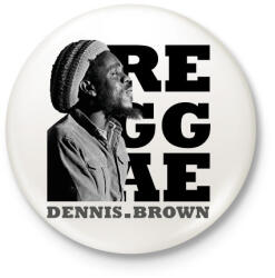 printfashion Dennis Brown - Kitűző, hűtőmágnes - Fehér (7661620)