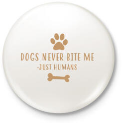 printfashion Dog never bite me - Kitűző, hűtőmágnes - Fehér (3077877)